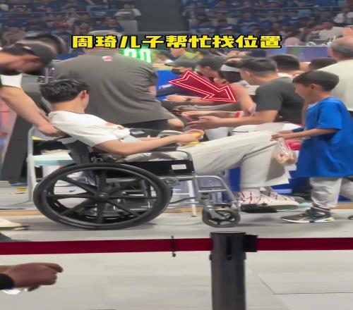 曾凡博受伤后首度现身,赛后浙江几位国家队队友过来关心...