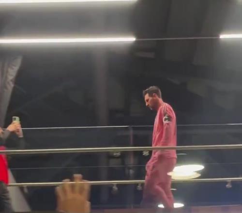 漫天声!梅西赛后并未理会球迷呼喊和嘘声,径直走回更衣室