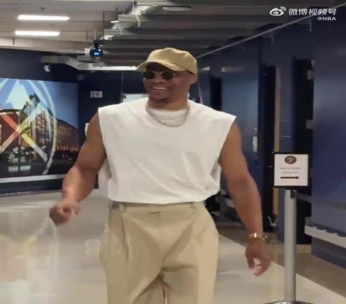 俩三双王!G6不容有失!威少神情轻松抵达球馆约老师紧随其后