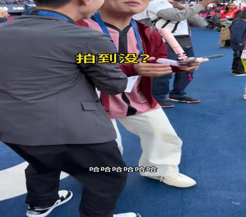 王楚淇观看大巴黎训练时被巴尔科拉抽了一脚,现场直呼:小心眼!