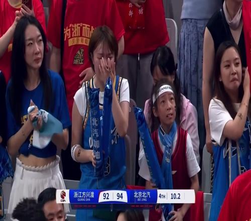 昨日翟晓川罚进最后关键两罚时,场边一北京女球迷激动哭了!