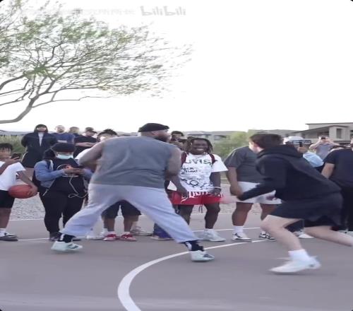 纯粹的碾压啊!普通人跟前NBA第一中锋打野球是什么体验