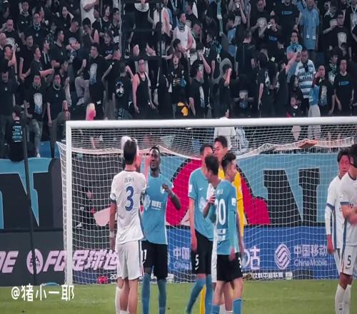 兄弟情不变!马莱莱赛后谢场时和申花前队友们温情相拥