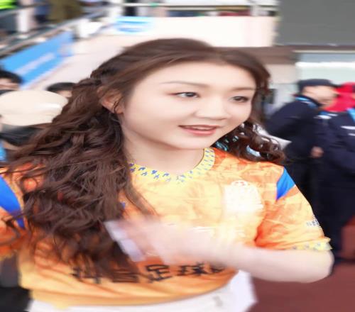 卧槽这是陈梦!陈梦现场青岛足球比赛现场,打扮起来真好看