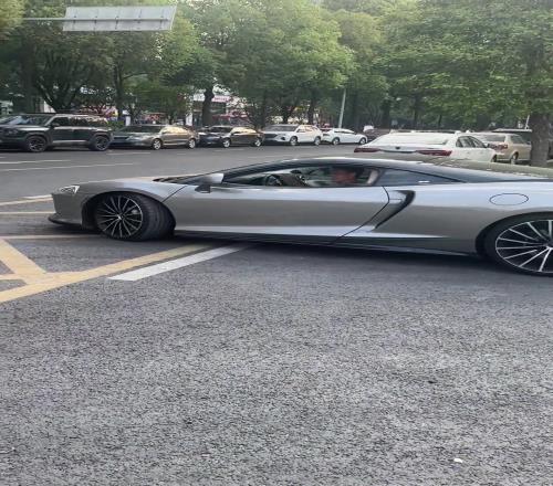赶上了金元时代的球员,买提江和他的迈凯伦GT