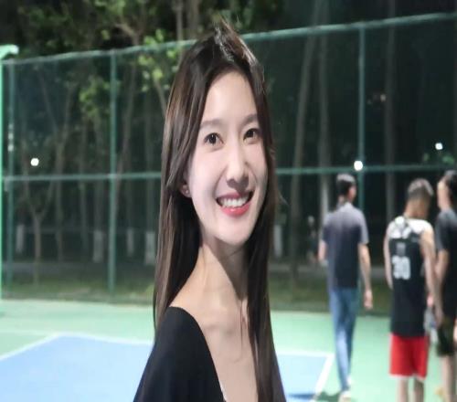 这是谁的女朋友啊!美女现身野球场这哪还有心思打球哈