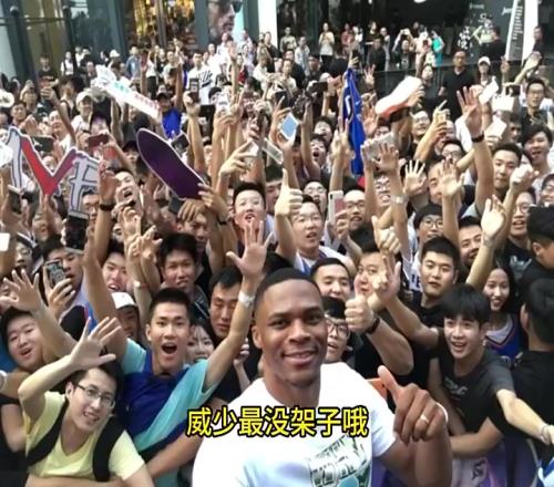 杨毅:采访过的球星威少最没有架子,还搂着我肩膀跟我称兄道弟