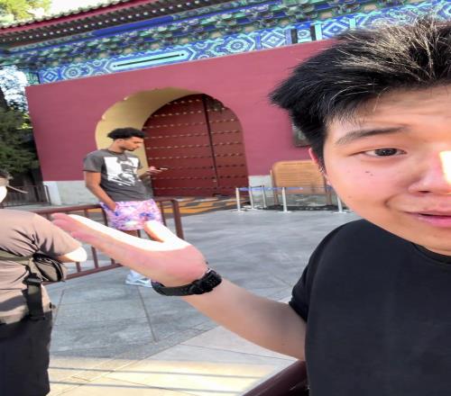 这人谁这么瘦,会打篮球吗