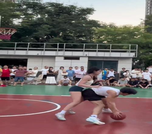 校园1v1篮球单挑男生很认真女生不矫情这样就很好!