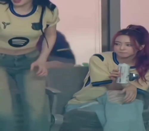 差盘花生米!韩国女团ITZY美女边喝啤酒边看巴萨比赛