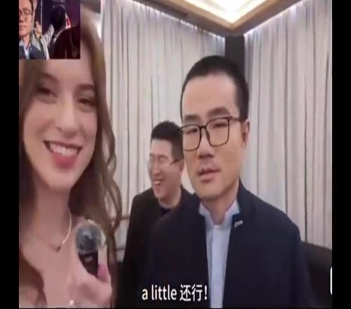 笑死!徐静雨在国外美女主持面前,大秀东北塑料英语