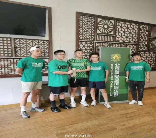 韩佳奇当选国安6、7月最佳球员,球迷代表向他赠送原创画作