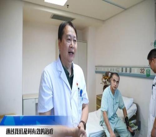 头部手术的吾米提江即将出院,已在医院楼道里做有球训练