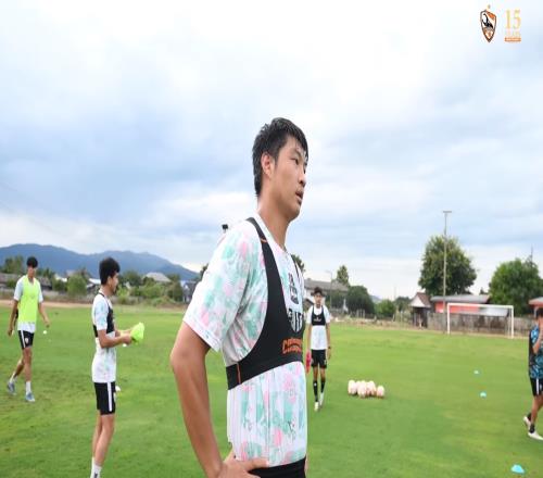 许久不见!郭田雨昨天仍跟随清莱联训练,本月遭足协终身禁足