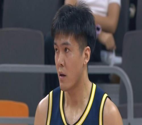 替补高效!黄荣奇6中5拿到12分7板4助