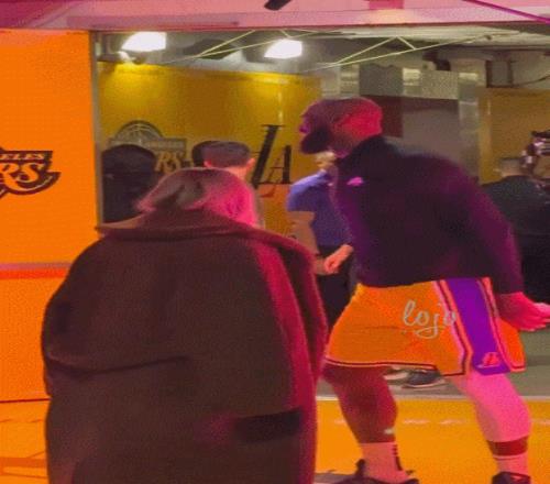 真幸福啊詹嫂和老詹头亲密互动再跟儿子打完招呼后满意离去