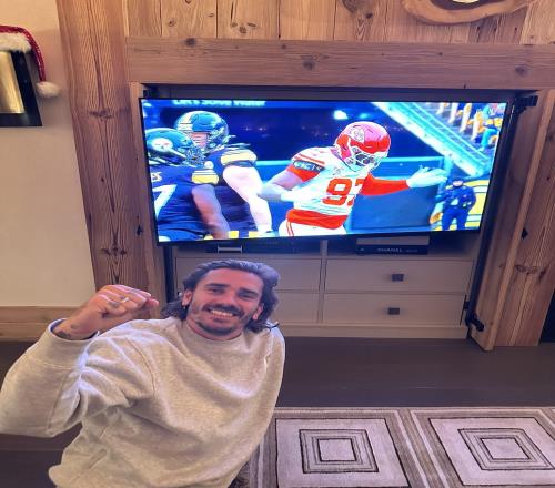 圣诞宅家看橄榄球!格列兹曼社媒晒观看NFL圣诞大战的照片