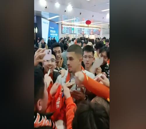 外援终于来了!巴西双子星抵达济南,泰山球迷热情接机