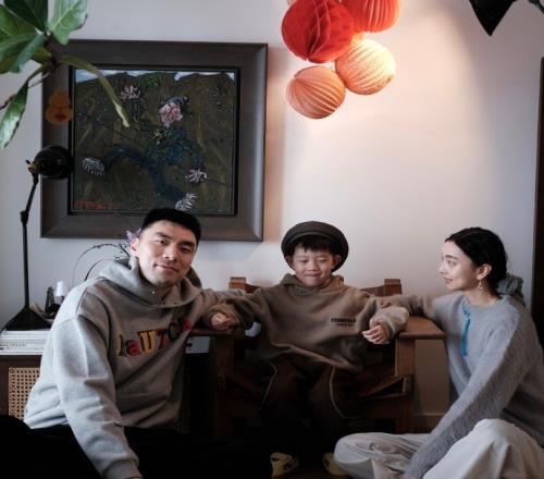 李晓旭妻子晒全家福:刚刚好欢欢喜喜过大年