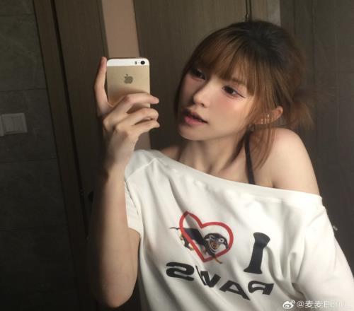 无畏契约美女主持麦麦晒照:老肩巨滑