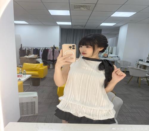 LPL互动女主持人周敢敢晒照:新买的99元小裙子如何呢
