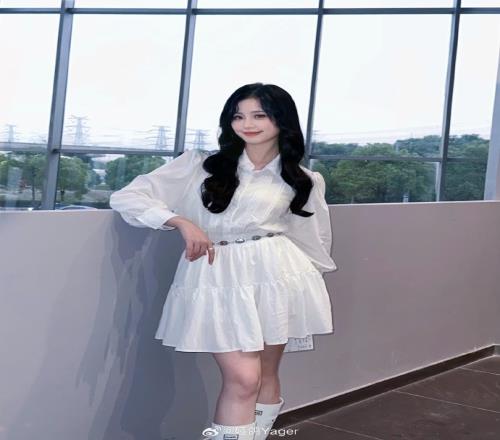 永劫无间主持人娅鸽晒照:整点新的穿搭风格今日份美图