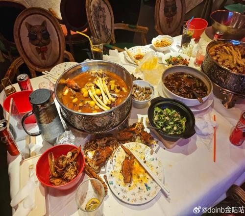 医药费Doinb赛后晒与Ale和Xun聚餐图:谢谢乐哥