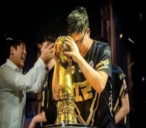 Uzi名人堂皮肤即将推出,国内销量是否有望超过Faker