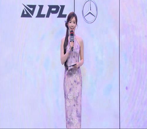 紫色确实很有韵味LPL上海现场女主持人余霜:一身紧身旗袍