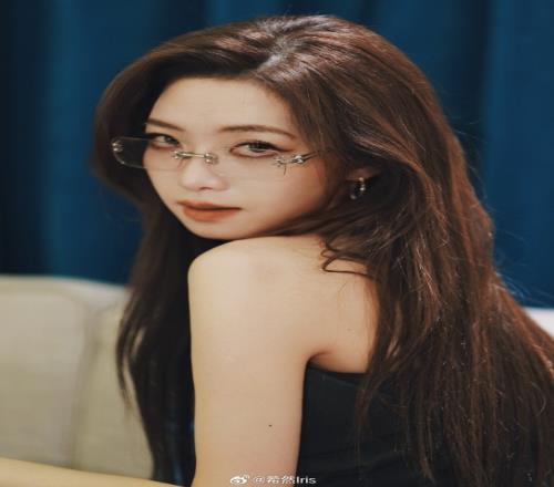 主持希然晒照:上周的灰色西装
