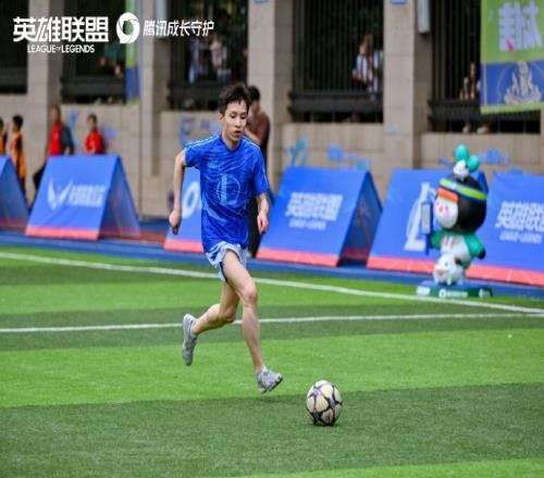 厂长、Uzi参加“天生英雄”公益行动返图:助力乡村青少年成长