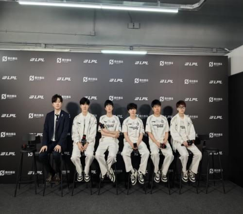 iG赛后群访教练:全局BP的BO5比粉丝想的还难我们队伍在进步