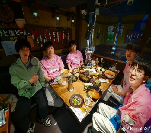 合影没有Wei了!左手发生日聚餐图:希望和队伍一起捧起冠军奖杯
