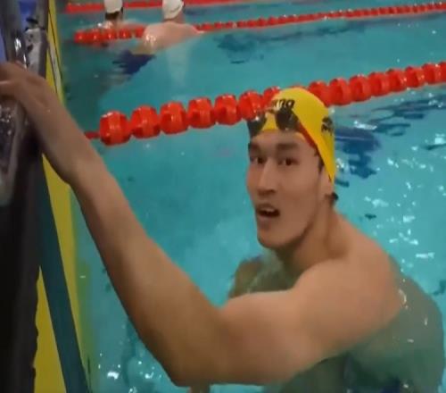 男子200米仰泳决赛:徐嘉余1分57秒56夺冠,成绩达到世锦赛A标