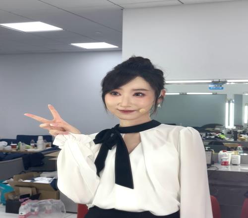 女主持人童童晒照:明天去手游上班,后天去大姿庄园做客了