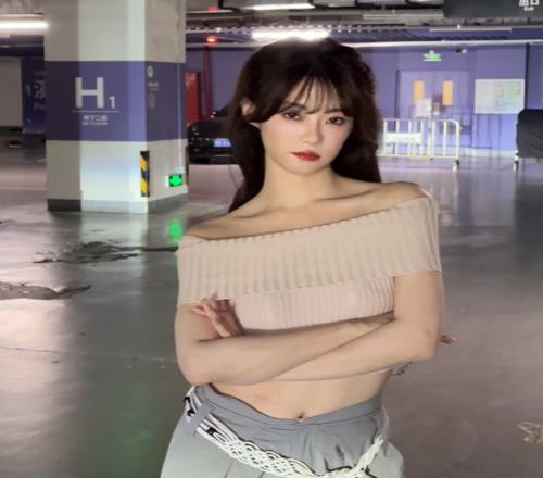 小钰更博晒照:今年好喜欢轻工装风被自己帅住
