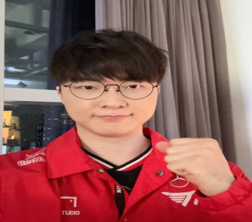 LPL粉丝热议Faker祝贺Uzi入选名人堂:一个传奇一个传销5冠王传奇跟0冠王传奇
