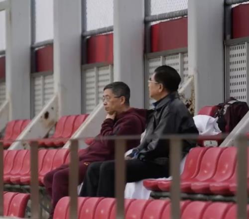 国足出征在即!足协主席宋凯和副主席许基仁雨中观摩训练