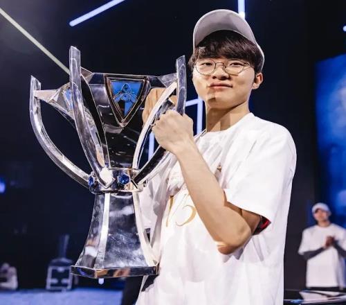 LOLEsports提问:你最喜欢近些年LCK的哪一场国际赛事胜利