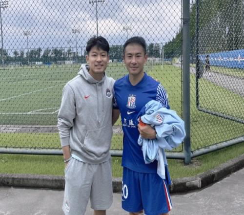 何超社媒晒与于汉超合影:致敬20号