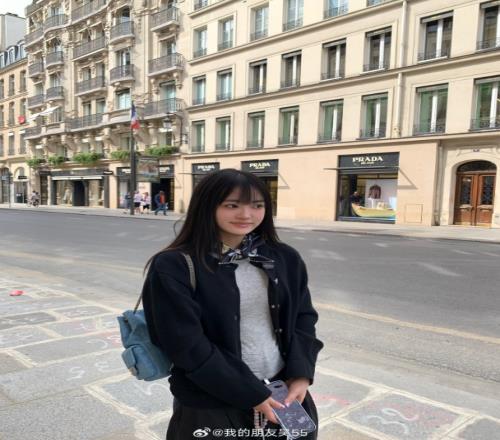 单手提着3万块!JackeyLove女友55晒旅游照:发送