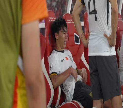 无缘世界杯!赛后胡荷韬坐在替补席,长时间痛哭不止