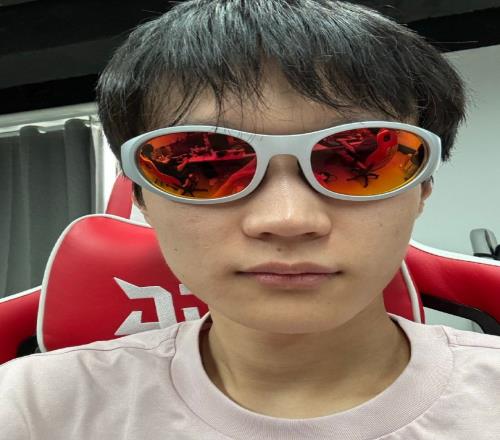 燥热的天,燥热的心!Shanks发布抽象自拍:这么帅的照片