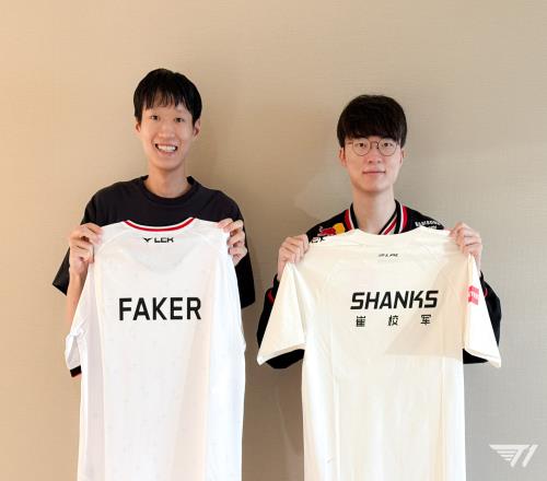 追星成功嘴都笑裂了!T1分享Shanks与Faker交换队服的合照:初次见面