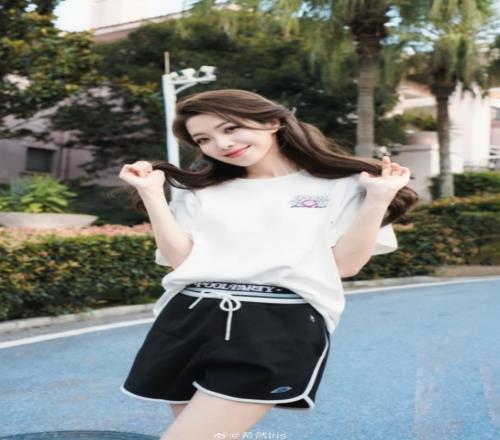 太有活力了!LPL女主持希然晒照:“R键”在手,大招就绪!