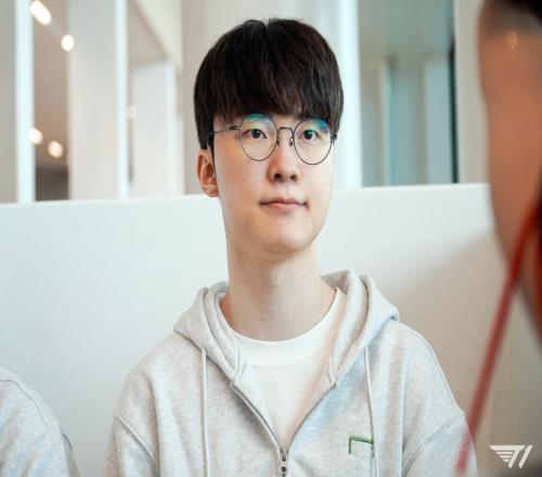 研发i7!Faker最近两百场第二次在对局里阵亡7次!上一次是打HLE被Zeka打成07!