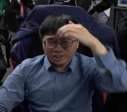 LoL官推发布ALGEN教练表情:两种反应