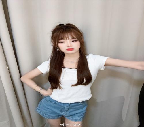 互动女主持人泱泱晒出自拍:嘻嘻不嘻嘻,败者组加油杀出来吧