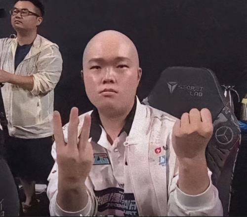 遭T1横扫后BLG.Bin抖音评论区沦陷:被P图成光头+30手势嘲讽