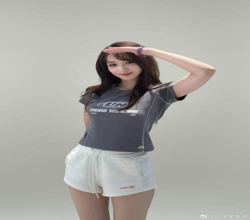 互动女主持阿芙晒照:好喜欢泳池派对新品,好适合夏天嘿嘿